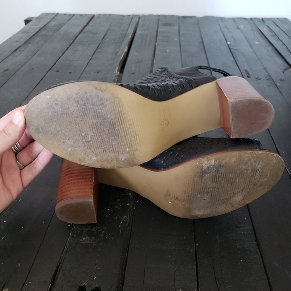 Steve Madden Nimbble Women's 8 Black Leather Perforated Sandals Heeled Open Toe - Picture 6 of 10